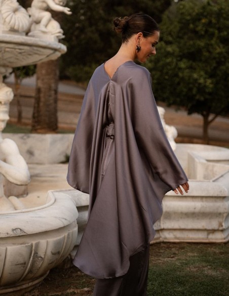 Kimono en gris satinado con lazada en la cintura para eventos