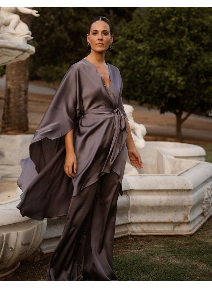 Kimono en gris satinado con lazada en la cintura
