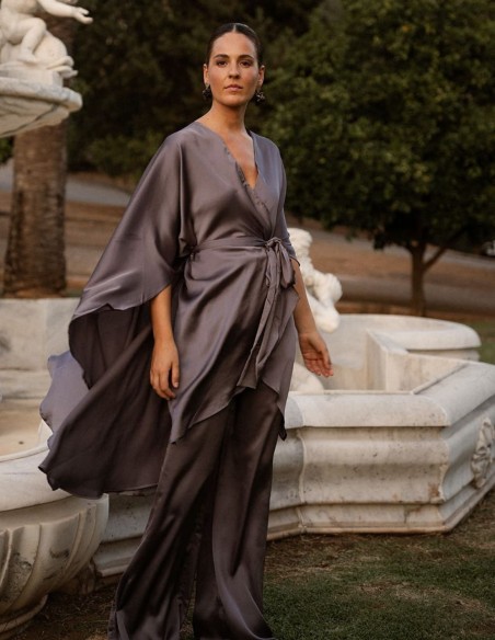 Kimono en gris satinado con lazada en la cintura