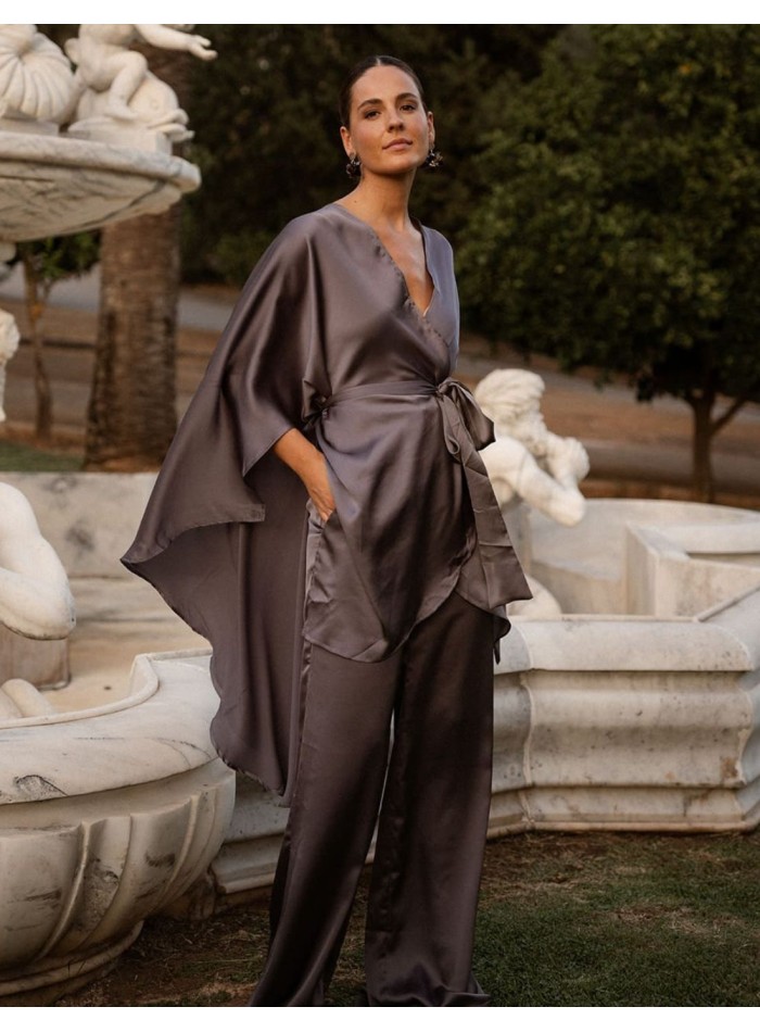 Kimono gris satiné avec un nœud à la taille
