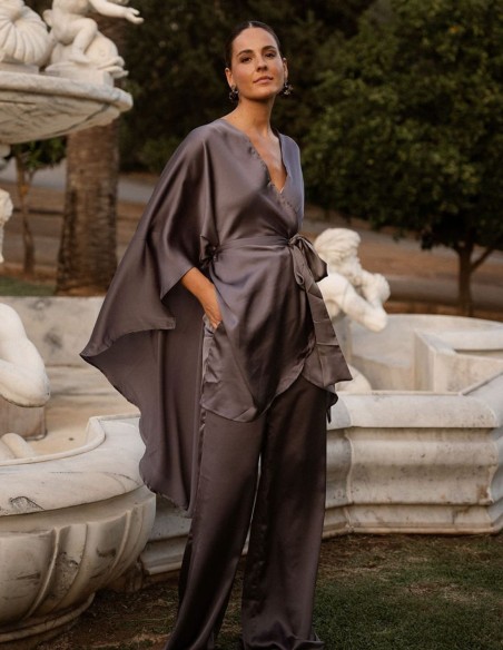 Kimono en gris satinado con lazada en la cintura