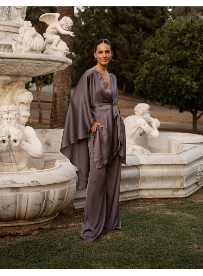 Kimono en gris satinado con lazada en la cintura