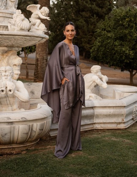 Kimono gris satiné avec un nœud à la taille
