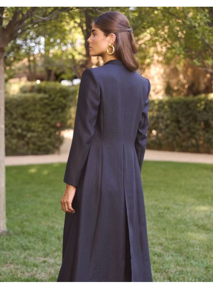 Veste noire d'invitée à col montant et manches...