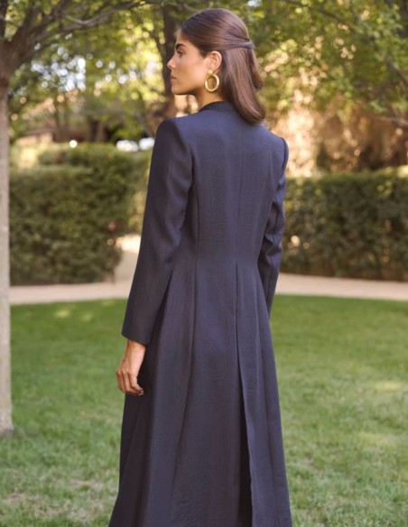 Veste noire d'invitée à col montant et manches ajustées