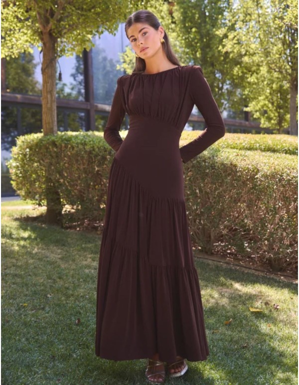 Vestido largo marrón de invitada con diseño asimétrico y drapeados