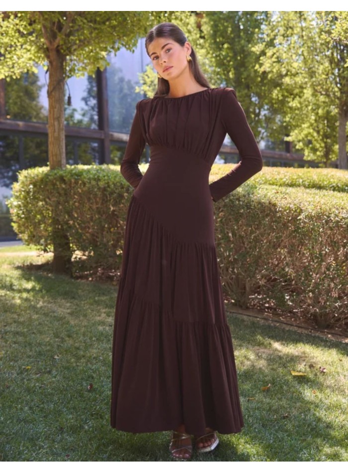 Vestido largo marrón de invitada con diseño asimétrico y drapeados