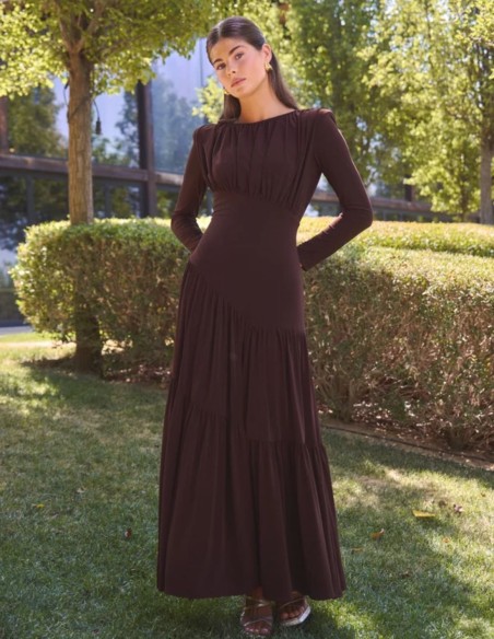 Vestido largo marrón de invitada con diseño asimétrico y drapeados