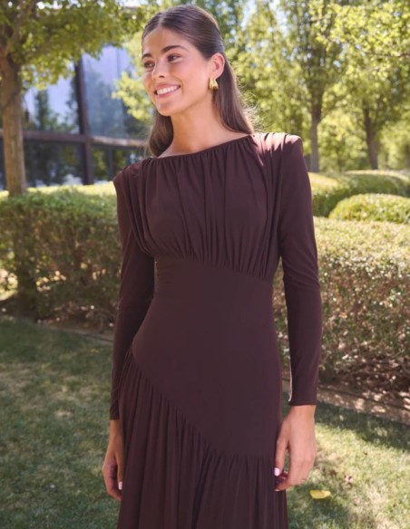 Vestido largo marrón con diseño asimétrico y drapeados