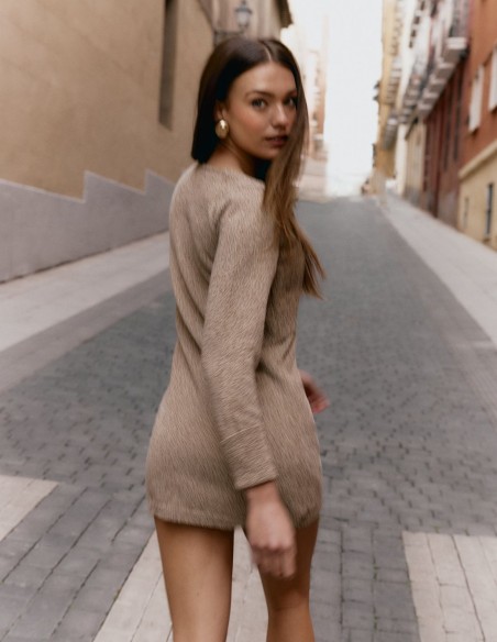 Robe courte en maille, à manches longues et encolure croisée