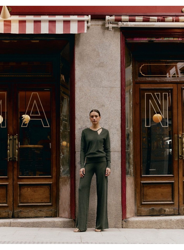 Long flare-style pants made of ribbed knit