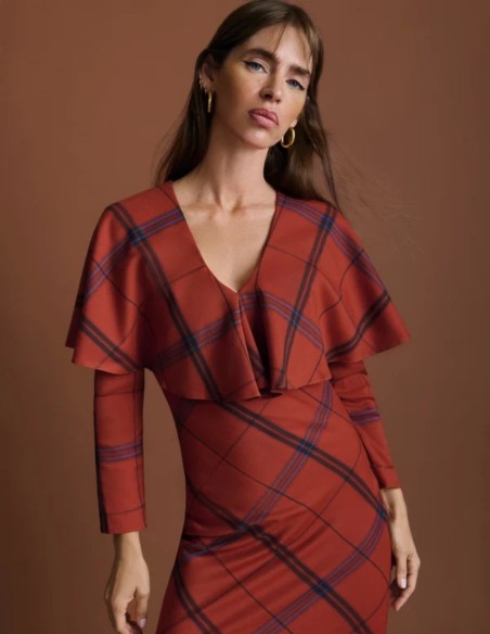 Robe à carreaux couleur cuve avec encolure en V et jupe droite
