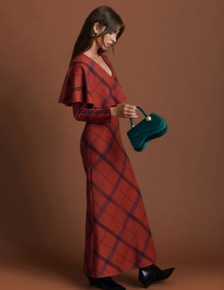 Vestido de cuadros en tono caldera con escote en V y falda recta estilo casual