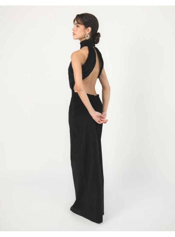 Vestido largo negro de terciopelo con cuello halter y espalda descubierta