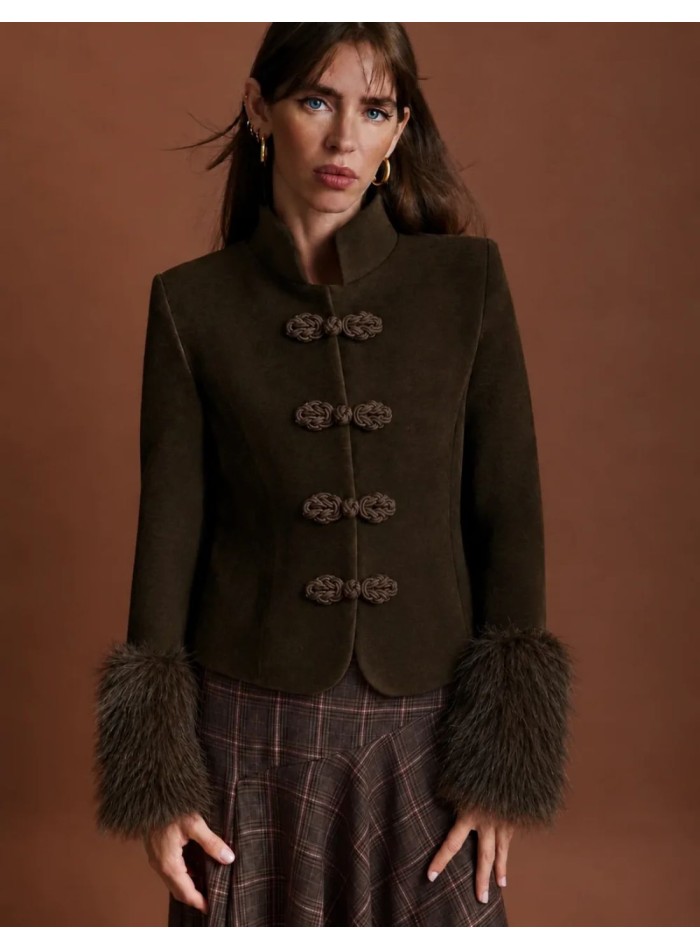 Veste marron en daim avec fermeture à boutons...