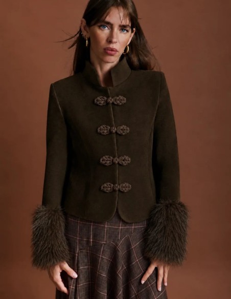 Chaqueta marrón de antelina con cierre de alamares y puños de pelo extraíbles estilo casual