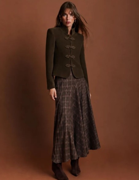 Chaqueta marrón de antelina con cierre de alamares y puños de pelo extraíbles para invierno