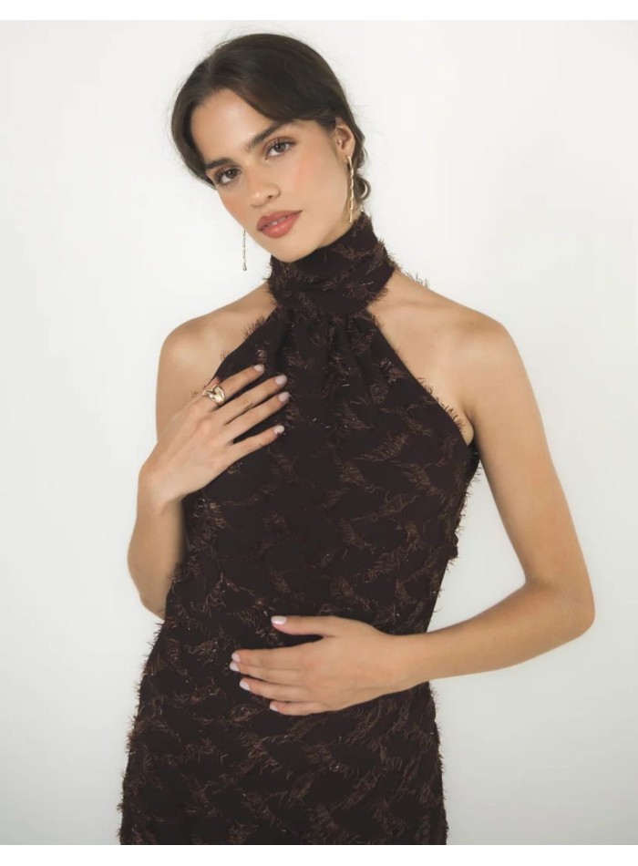 Vestido largo marrón con cuello halter y espalda descubierta para bodas de día y de tarde