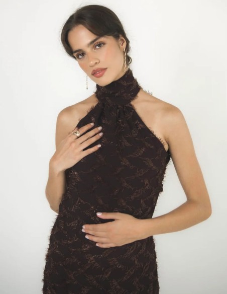 Vestido largo marrón con cuello halter y espalda descubierta para bodas de día y de tarde