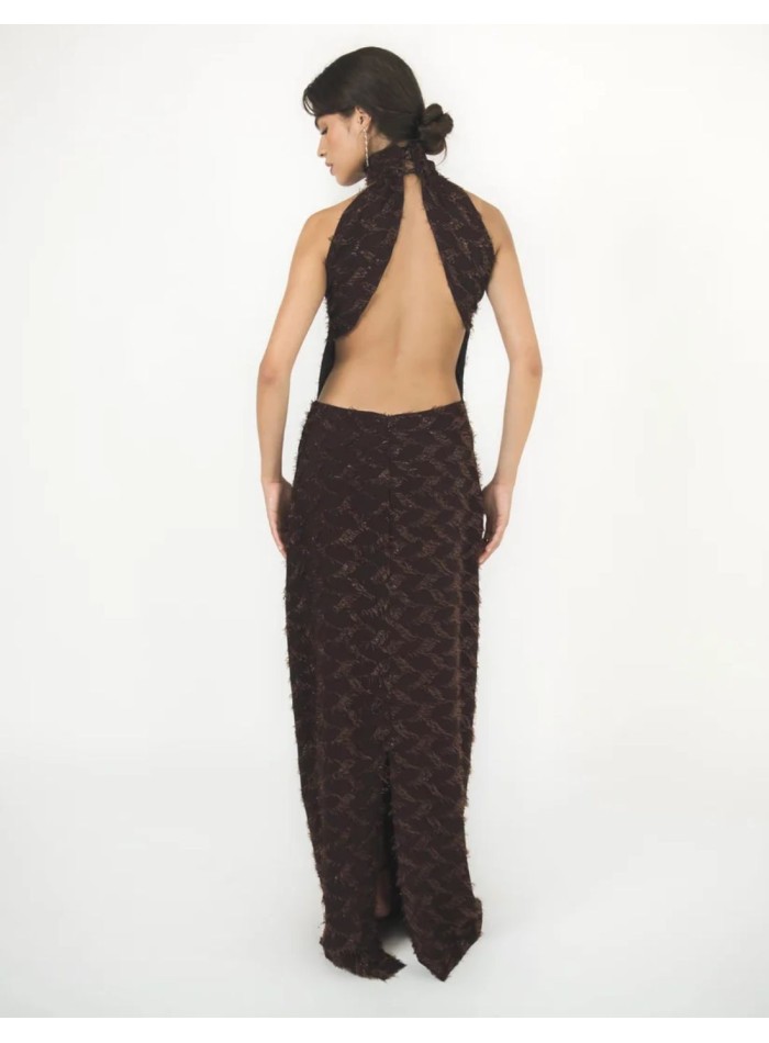 Vestido largo marrón con silueta recta y fluida