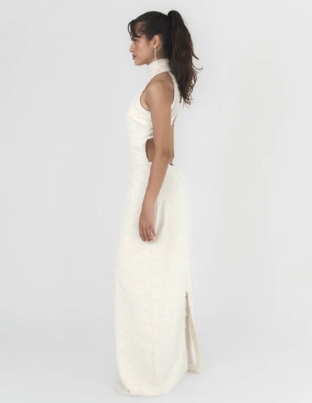 Vestido largo color crema con cuello halter y espalda descubierta para novias civiles