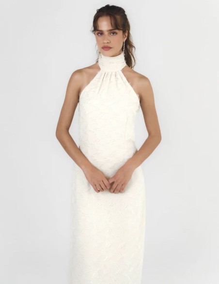 Robe longue couleur crème, avec un col licou et le dos nu
