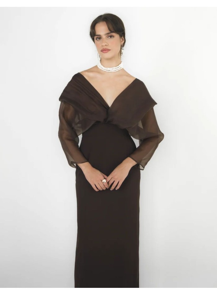 Vestido largo marrón con parte superior de organza