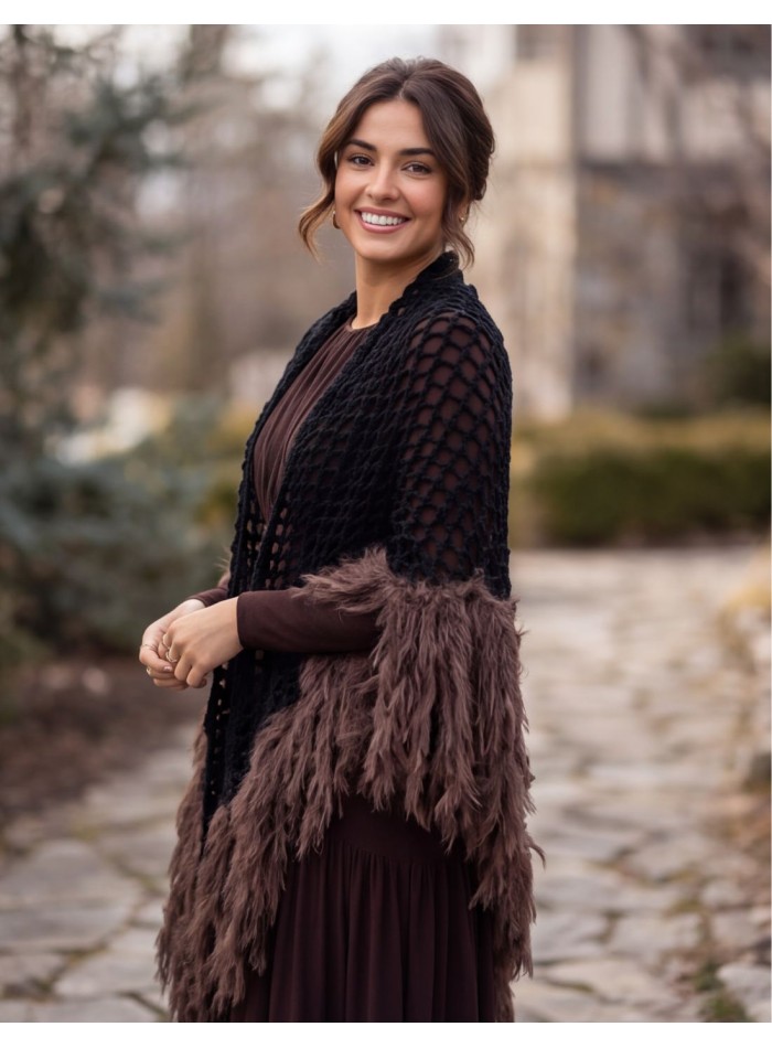 Chal negro de punto con borde de pelo sintético en marrón oscuro para invierno