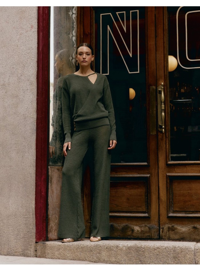 Pull en maille riz avec découpe asymétrique