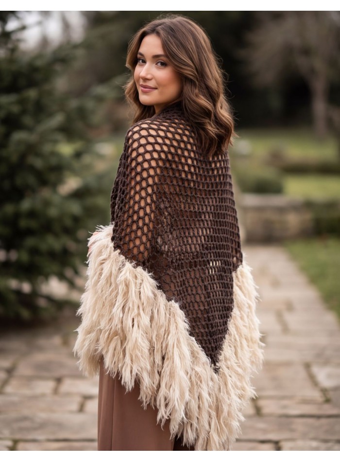 Châle au crochet marron chocolat avec une bordure en fourrure synthétique couleur écru