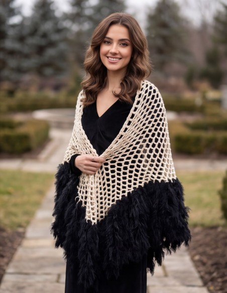 Châle en maille beige avec bordure en fausse fourrure noire pour invitée