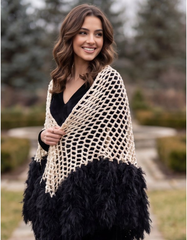 Châle en maille beige avec bordure en fausse fourrure noire pour invitée 2