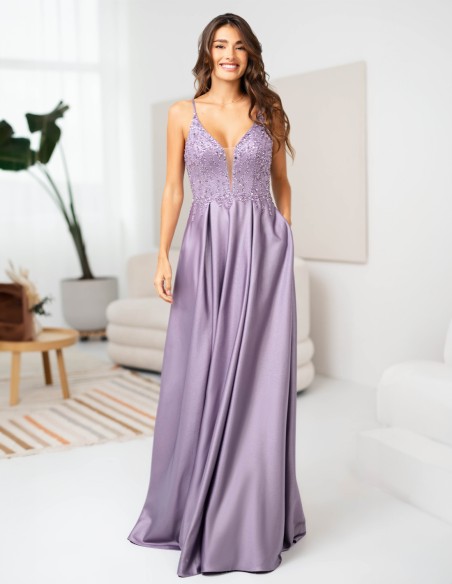 Vestido de fiesta largo de tirantes con escote en V y pedrería