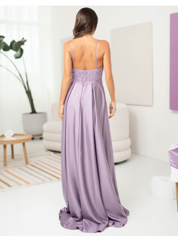 detalle de la espalda del vestido de color lila con falda de saten y cuerpo de pedreria para invitada