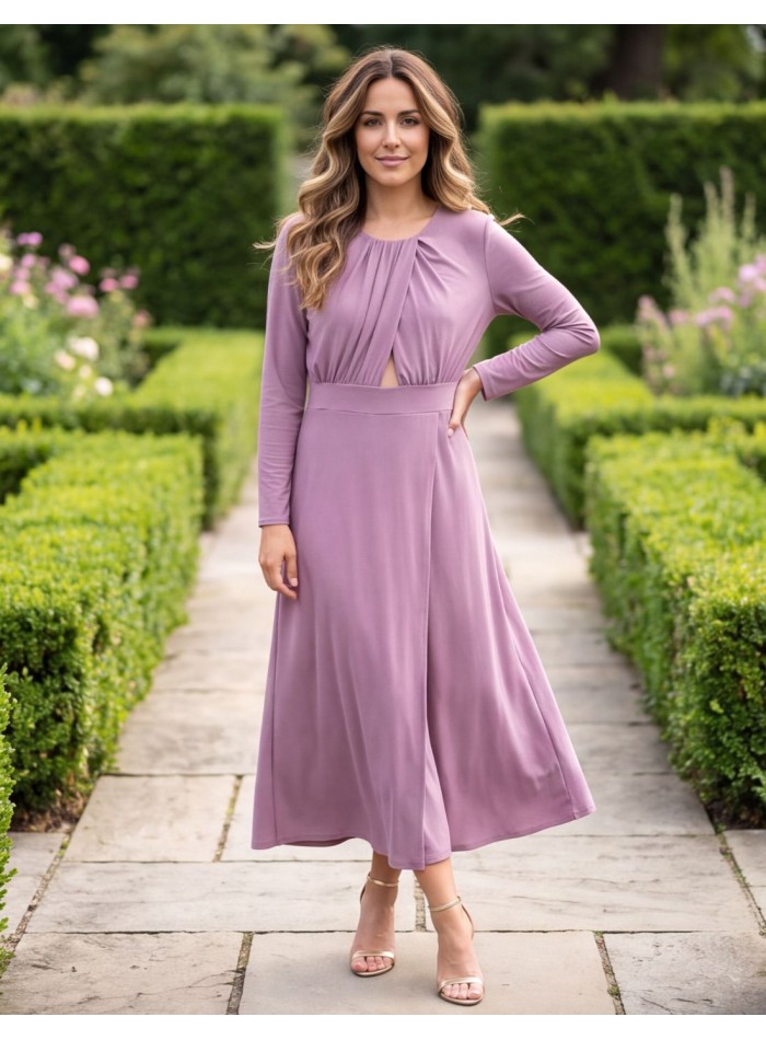 Vestido midi color lila con escote redondo y detalle de cut out