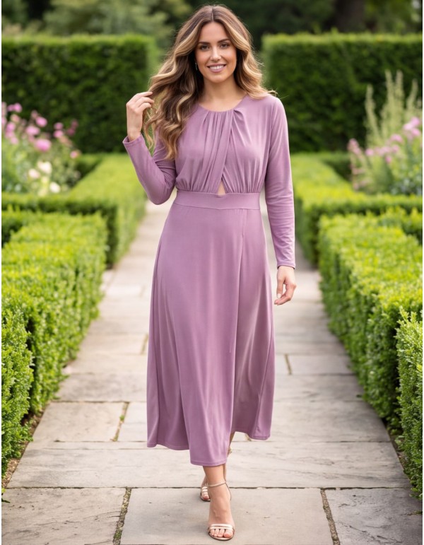 Vestido midi color lila con escote redondo y detalle de cut out 2