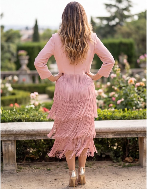 Robe midi rose à encolure en V et jupe à franges 2