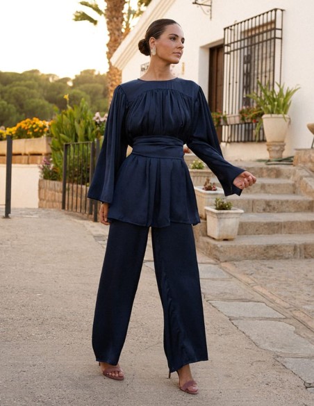Wide-leg navy blue pants made of flowing fabric with an elastic waistband