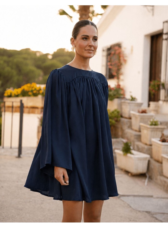 Vestido mini azul marino con pliegues y hombreras marcadas