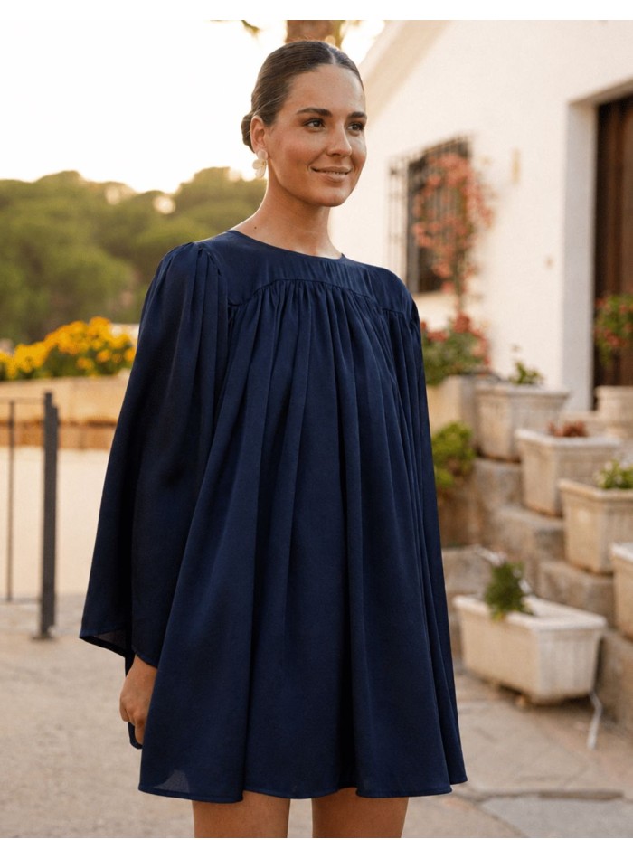 Vestido mini azul marino con pliegues y hombreras marcadas para invitada