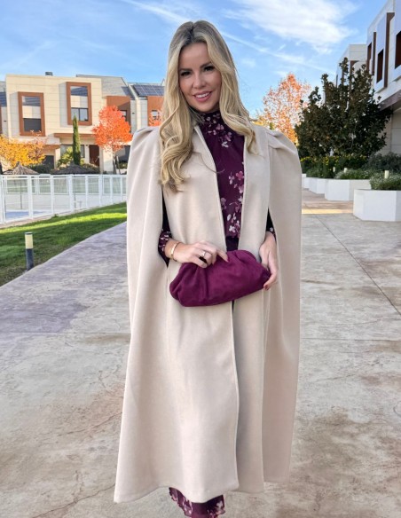 Manteau en drap beige aux manches bouffantes et à la coupe droite élégante