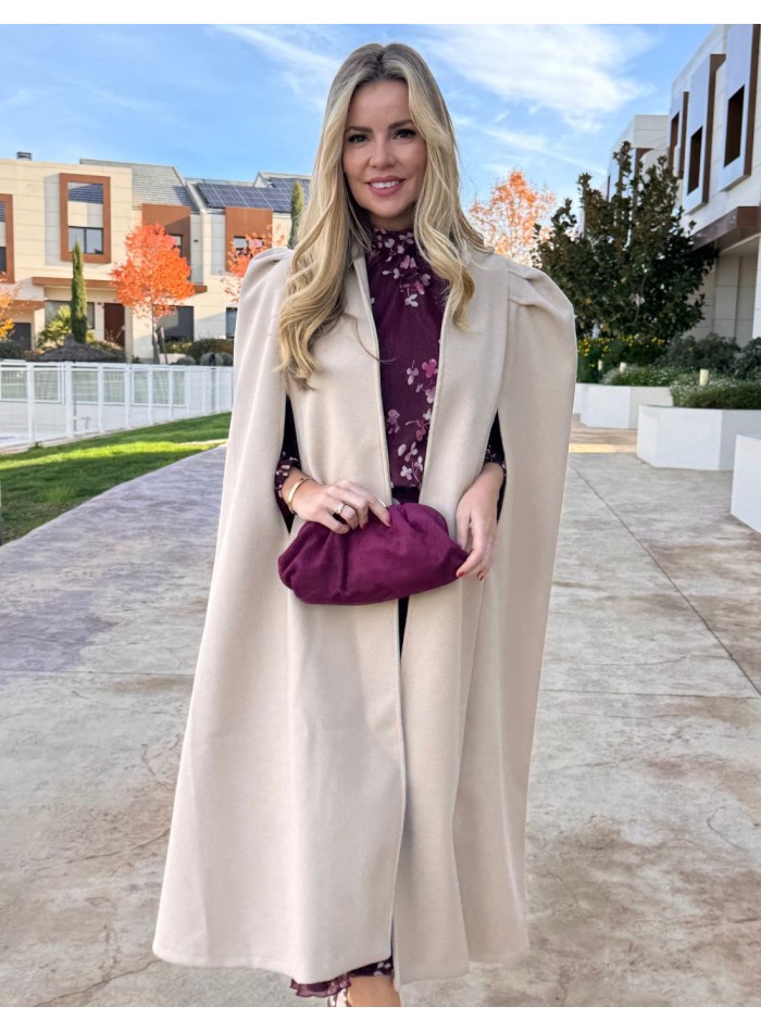 Beige wool coat with puffed sleeves for wedding guests