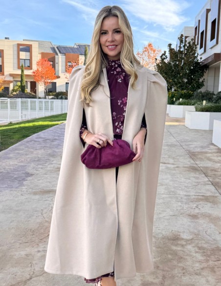 Beige wool coat with puffed sleeves for wedding guests