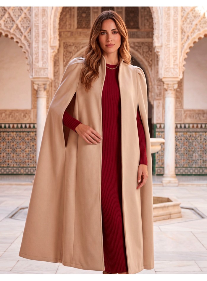 Elegante capa de paño color crema con mangas abullonadas