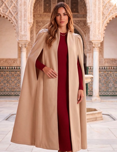 Ce manteau en tissu couleur crème est un vêtement élégant et polyvalent