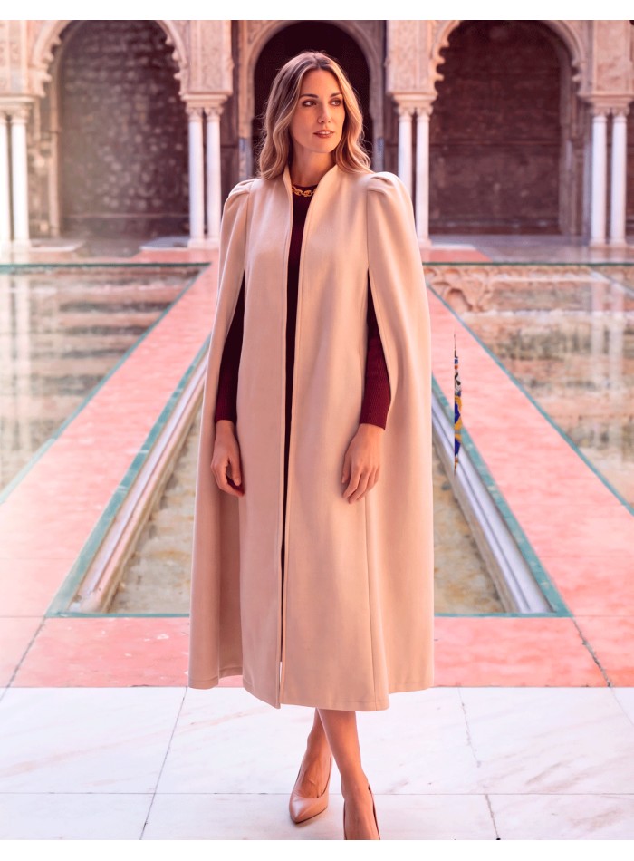 Cape en laine couleur crème à manches bouffantes pour les mariages d’hiver et les looks sophistiqués