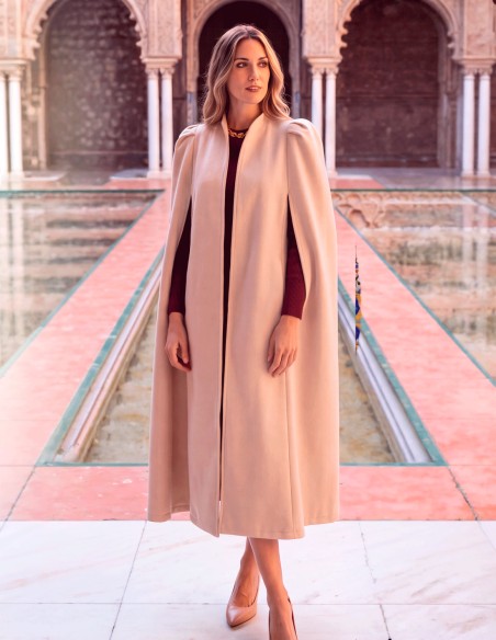 Cream-colored wool cape with puffed sleeves for winter weddings and sophisticated looks