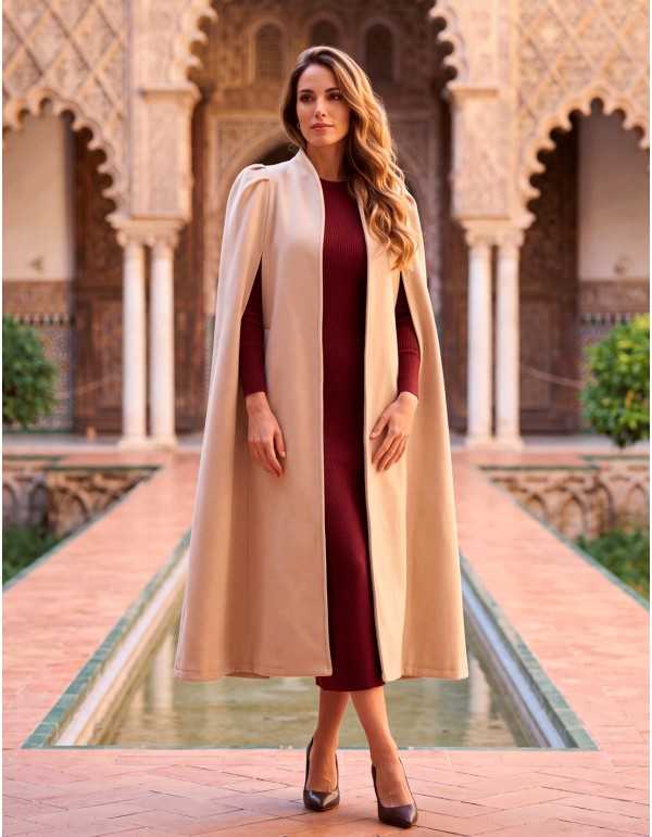 Cape en drap couleur crème à manches bouffantes