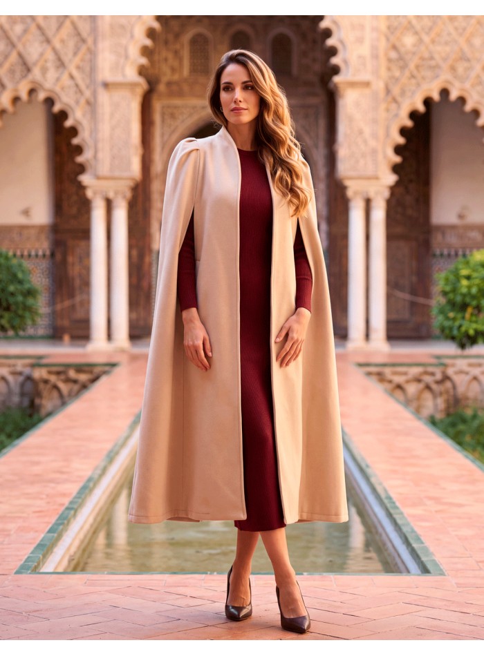 Cape en drap couleur crème à manches bouffantes