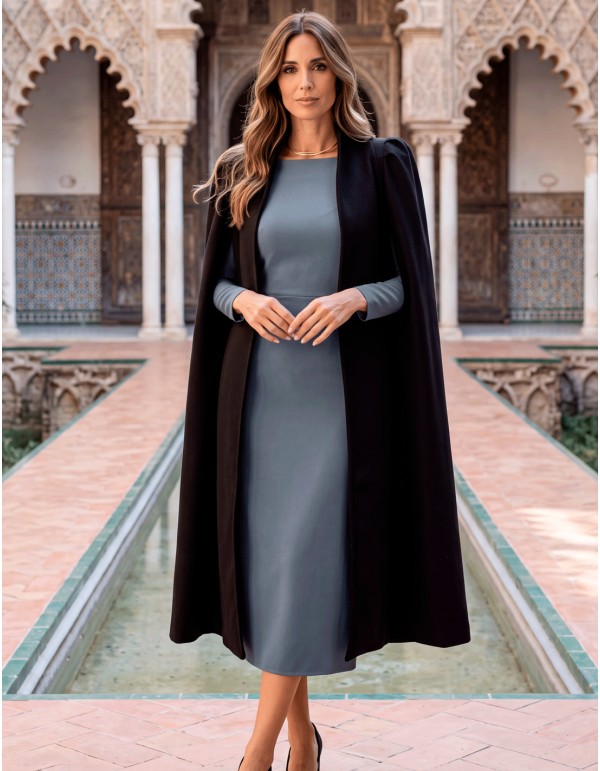 Cape en drap noir à manches bouffantes